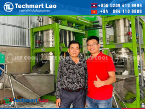 ຖ່າຍຮູບກຸ່ມກັບລູກຄ້າທີ່ພໍໃຈ