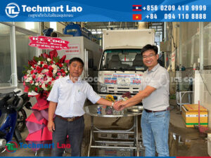 ຖ່າຍຮູບກຸ່ມກັບລູກຄ້າທີ່ພໍໃຈ